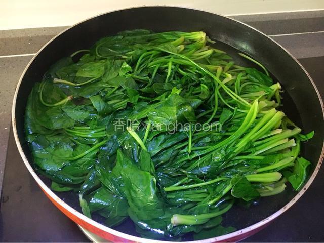 菠菜放入开水锅中焯熟。