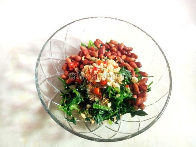 然后把辣椒，蒜末，和热油一起倒入大碗中。