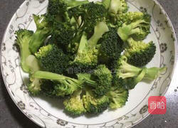 西兰花胡萝卜炒肉片的做法图解1