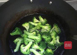 西兰花胡萝卜炒肉片的做法图解3