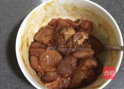 西兰花胡萝卜炒肉片的做法图解2