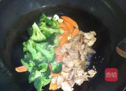 西兰花胡萝卜炒肉片的做法图解7