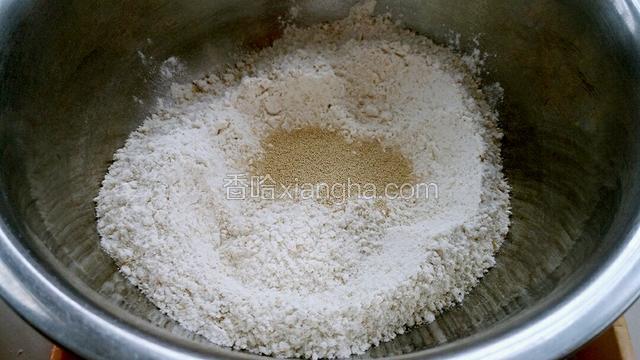 把波兰酵种的所需食材放入容器中。
