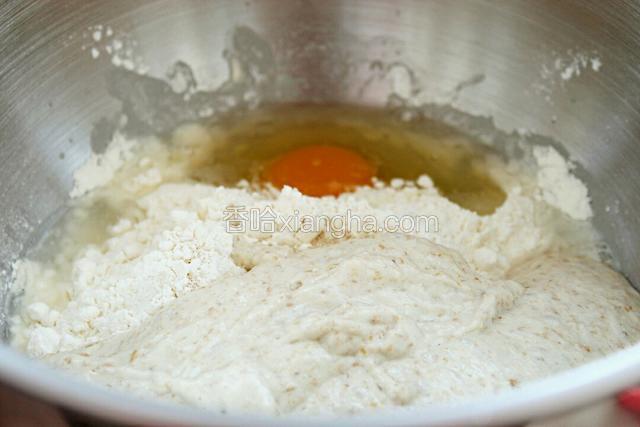 主面团材料除去黄油、盐两种食材，再和波兰酵头混合。