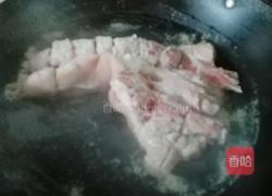 板栗莲藕煲猪脚的做法图解2