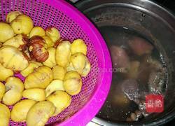 板栗莲藕煲猪脚的做法图解8