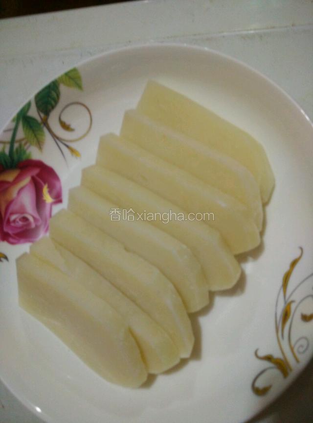 来回来的糍粑切成大小，厚薄均匀的片。这个对厚度基本没什么要求，均匀就行。