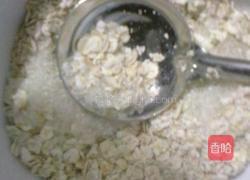 牛奶麦片的做法图解1