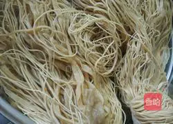 Illustration of how to make fried noodles with longevity noodles 1