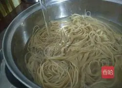 Illustration of how to make stir-fried noodles with longevity noodles 3