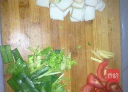 蕃茄炒鱼饼的做法图解1