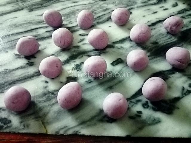 分成一个大小差不多大的圆型