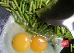 蒜苔炒鸡蛋瘦肉火龙果的做法图解6