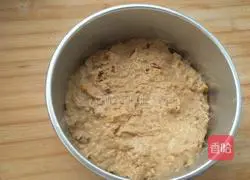 Illustration of how to make brown sugar, sweet potato and jujube hair cake 3