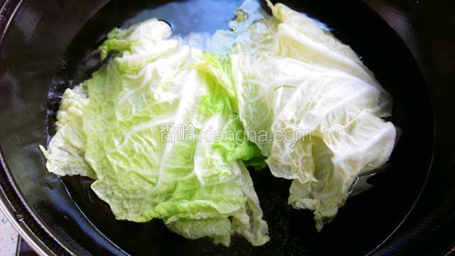 烧锅开水，放入白菜叶煮熟