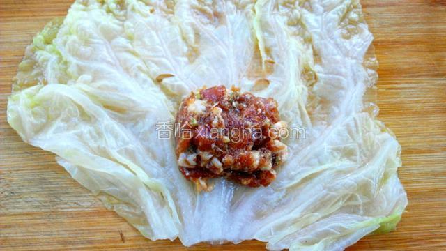 取一片白菜叶，放入适量肉糜