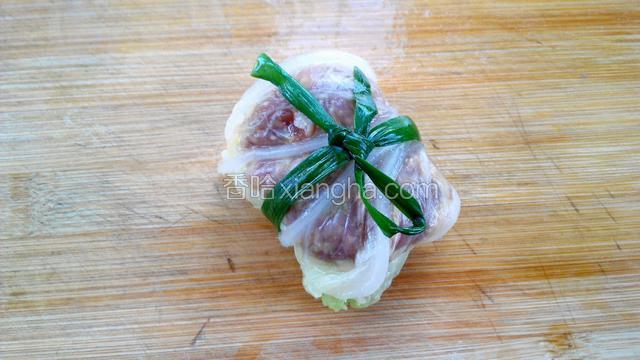 用韭菜叶轻轻的系住