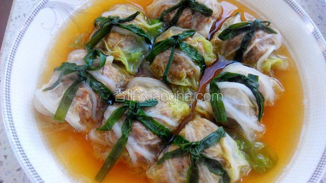 蒸好的白菜卷，夹出另装盘