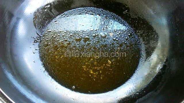 将蒸出的汤汁倒入锅内