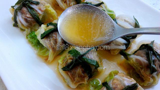 再次煮开，将汤汁浇在白菜卷上即可