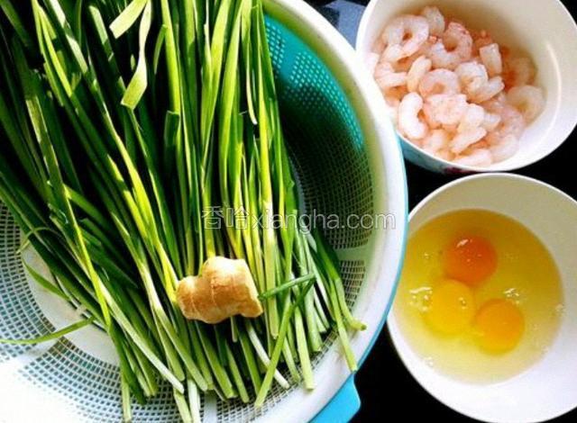 准备馅料：韭菜摘洗干净、控干水分；鸡蛋打入碗中；虾仁去虾线，清洗干净