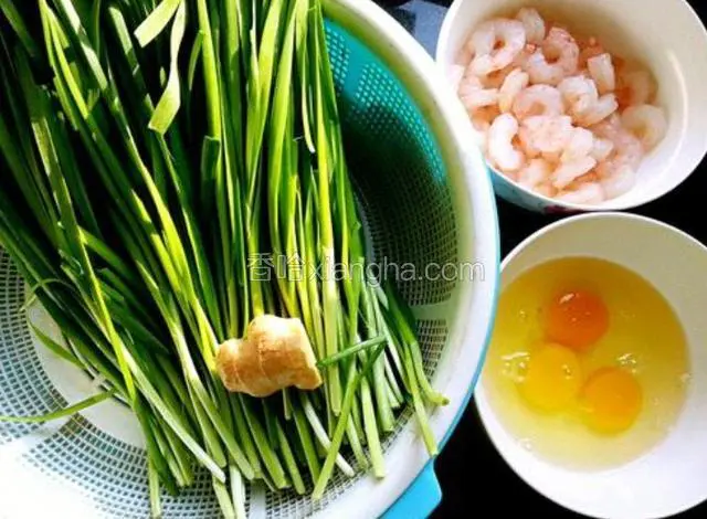 准备馅料：韭菜摘洗干净、控干水分；鸡蛋打入碗中；虾仁去虾线，清洗干净