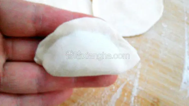 将周边捏紧，放在两手食指上，一起用劲往里窝