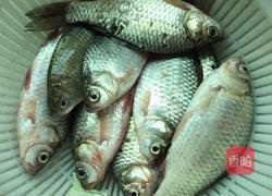 河里鲫鱼的做法图解1