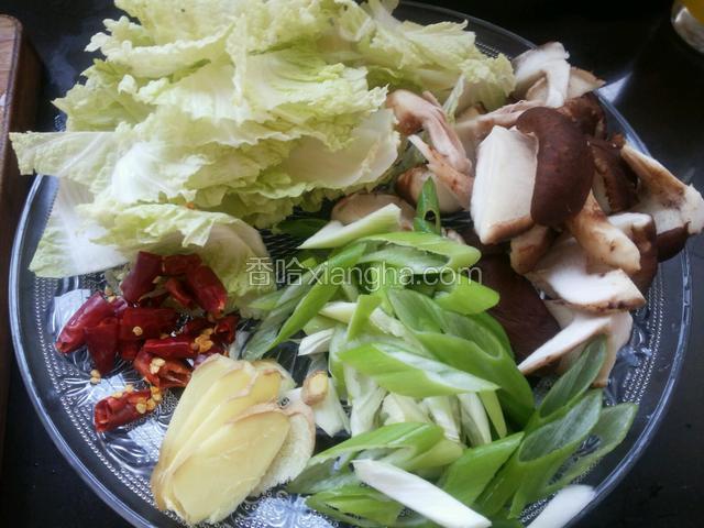 所有配料洗净，香菇切3刀左右，娃娃菜切斜块，葱切段，姜切片，朝天椒切段，蒜用刀背拍一下，切成大块，备用。