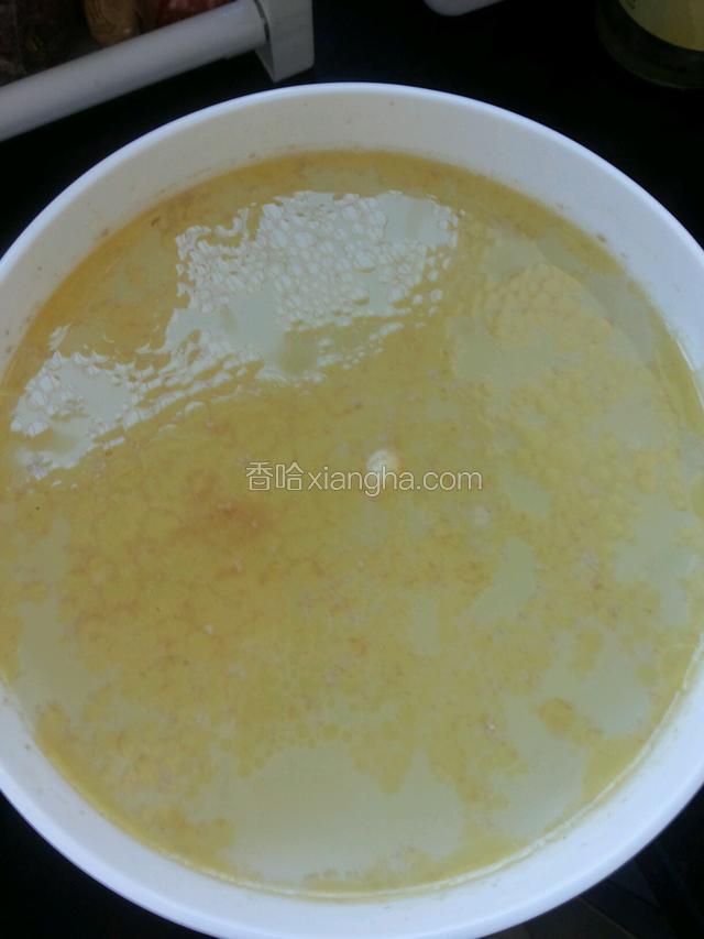 焯过鸡的水不要倒掉，倒入大个的碗中备用。