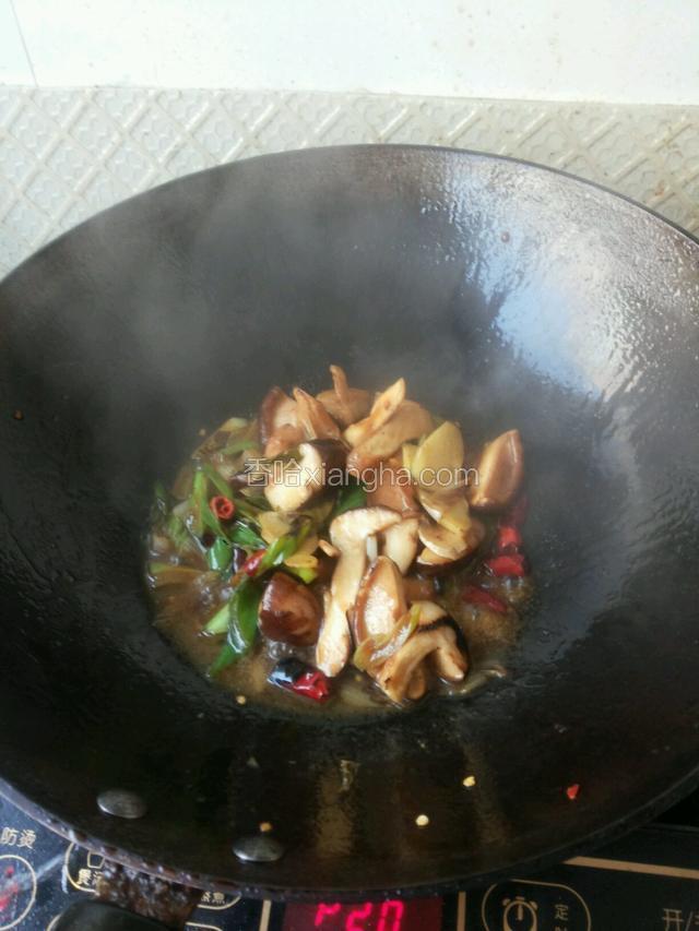 倒入少许色拉油，大火加葱姜蒜辣椒爆炒，5秒左右后加香菇，可加少许老抽，入味后盛出备用。