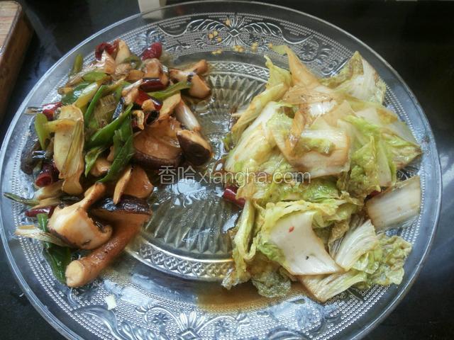 炒给香菇的锅如果还有汤汁不要倒掉，直接放入娃娃菜，简单翻炒后就可以出锅了，注意，不要和香菇混了，稍微分开点放置。
