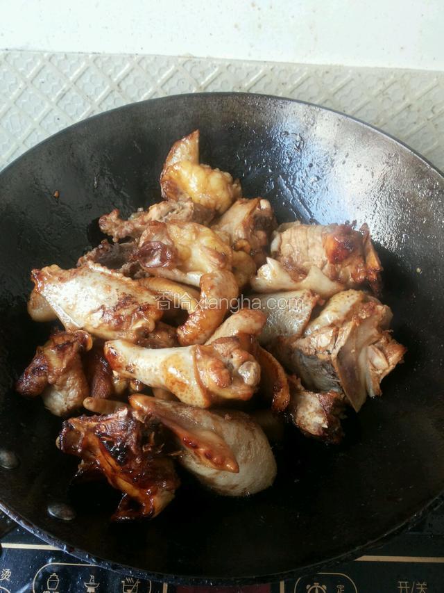 加入少许油，小火熬糖稀，糖稀熬好后加入焯过的鸡块，鸡块不停翻炒，保证可以均匀上色，鸡块上色后加3炒勺之前备用的鸡汤，加料酒，陈醋，改中火炖开。