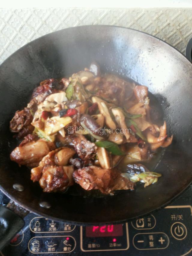 从压力锅出锅后，再倒入铁锅，大火，加盐，加耗油，加2炒勺鸡汤，3分钟后加之前炒好的香菇，改中火慢炖，汤汁渐少时加入娃娃菜，翻炒收汁。
