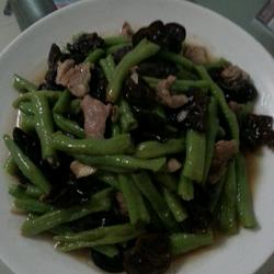 黑木耳瘦肉炒粉豆的做法[图]