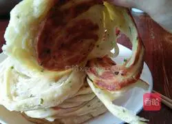 Illustration of how to make scallion dough cake 17