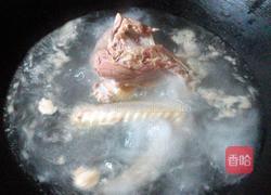 板栗茶树菇煲鸭的做法图解3