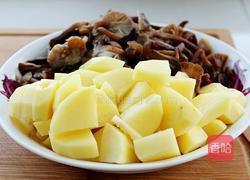 红烧鸡腿蘑菇的做法图解2