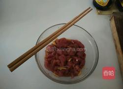 平菇炒肉的做法图解1