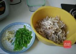 平菇炒肉的做法图解2
