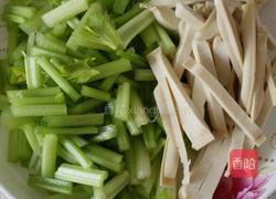 西芹炒香干的做法图解1