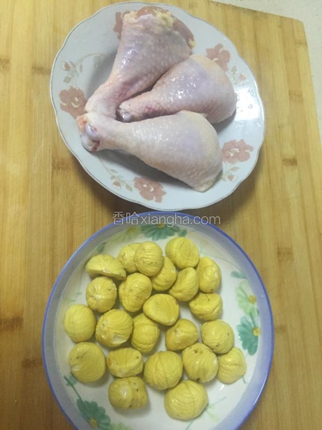 鸡腿洗干净，新鲜板栗。
