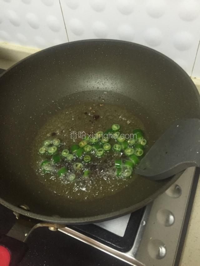 锅中倒入适量油，加1勺黄豆酱辣椒炒香。