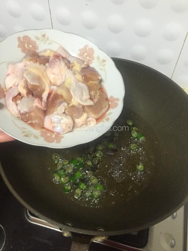 倒入鸡腿肉