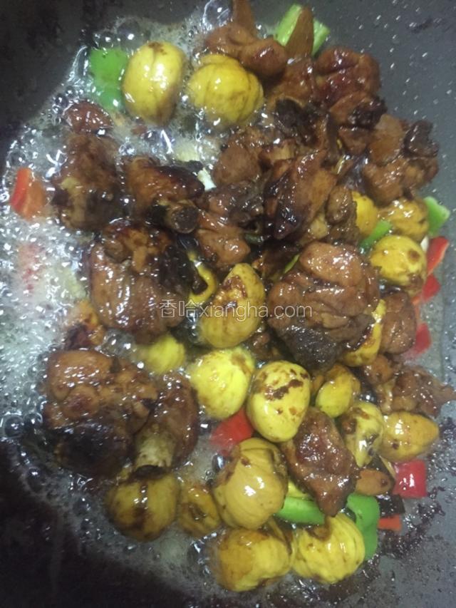 加辣椒，蒜瓣，葱花，炒均匀即可。
