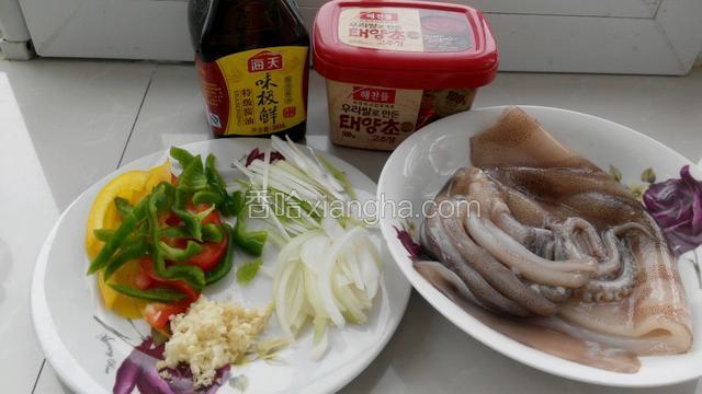 准备食材，彩椒，洋葱和葱切丝，鱿鱼收拾内脏洗净（我是买时候让卖海鲜收拾好的），大蒜切末。