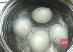 青红椒肉末炒皮蛋的做法图解1