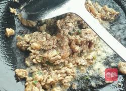 青红椒肉末炒皮蛋的做法图解3