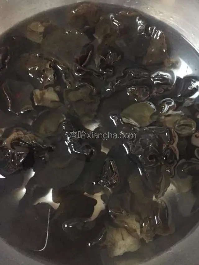 木耳用温水泡开，洗干净。