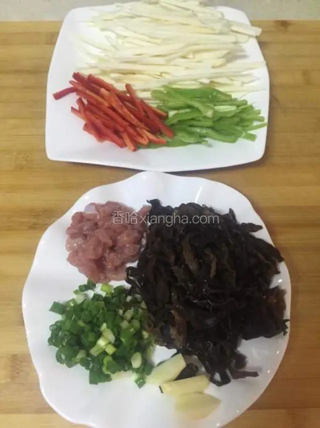 茭白切丝，红辣椒切丝，辣椒切丝，瘦肉切丝，木耳切丝，葱花切末，蒜瓣。
